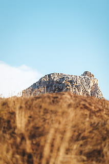 pierre grise, la nature, en plein air, Montagne, chaîne de montagnes, de pointe, campagne, falaise, prairie, champ, plateau, loisirs, aventure, paysage, plante, herbe, ciel, lever du soleil, colline, promontoire, Roche, journée, bleu, personne, rock - objet, solide, tranquillité, scène tranquille, beauté dans la nature, terre, mise au point sélective, paysages - nature, espace de copie, environnement, ciel clair, scène non urbaine, faible angle de vue, sommet de la montagne, 5K, CC0, domaine public, libre de droits