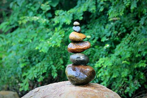equilibrato, pietra, rocce, equilibrio, pietre, natura, armonia, meditazione, zen, benessere, mare, acqua, rilassamento, spiritualità, nuvole, spirituale, impilati, tranquillo, colore verde, concentrarsi sulle conoscenze acquisite, nessuno, pietra - oggetto, solido, roccia, pianta, avvicinamento, giorno, pila, all'aperto, roccia - oggetto, metallo, terra, la tranquillità, albero, ciottolo, 5K, CC0, dominio pubblico, privo di copyright