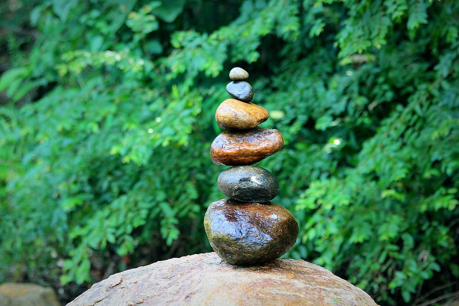 equilibrato, pietra, rocce, equilibrio, pietre, natura, armonia, meditazione, zen, benessere, mare, acqua, rilassamento, spiritualità, nuvole, spirituale, impilati, tranquillo, colore verde, concentrarsi sulle conoscenze acquisite, nessuno, pietra - oggetto, solido, roccia, pianta, avvicinamento, giorno, pila, all'aperto, roccia - oggetto, metallo, terra, la tranquillità, albero, ciottolo, 5K