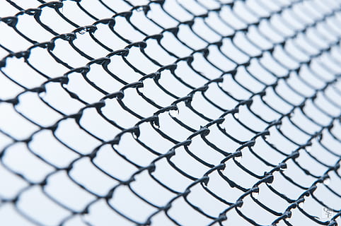 Vorlage, Hintergrund, Netz, Textur, abstrakt, Netzwerk, Eisen, Desktop, Grafik, stehlen, Netting, fallen, Wasser, Muster, Hintergründe, keine Leute, Vollbild, Metall, Nahansicht, Wiederholung, weiße Farbe, selektiver Fokus, Sicherheit, Zaun, Schutz, Tag, texturiert, Gitter, Auftrag, Design, Barriere, net - Sportgeräte, 4K, CC0, gemeinfrei, lizenzfrei