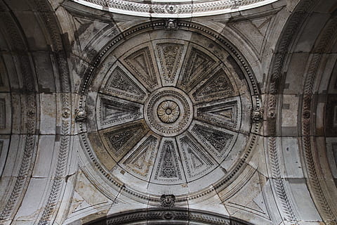 edificio grigio interno, architettura, struttura costruita, religione, luogo di culto, esterno dell'edificio, Inquadratura dal basso, credenza, il passato, costruzione, storia, spiritualità, forma geometrica, cerchio, nessuno, cupola, soffitto, destinazioni di viaggio, forma, ornato, arco, direttamente sotto, architettura e arte, stile gotico, 4K, CC0, dominio pubblico, privo di copyright