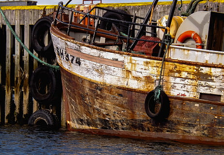 Islandia, środek transportu, transport, dzień, żadnych ludzi, statek morski, opuszczony, na dworze, zardzewiały, metal, koło, woda, uszkodzony, zacumowany, opona, stary, zniszczony, upadek, przestarzały, drewno - materiał, pogorszenie, urządzenia przemysłowe, Łódź rybacka, 4K, CC0, domena publiczna, darmowe zdjęcia