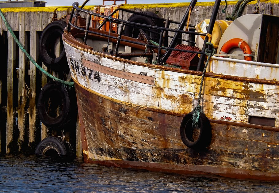 Islandia, środek transportu, transport, dzień, żadnych ludzi, statek morski, opuszczony, na dworze, zardzewiały, metal, koło, woda, uszkodzony, zacumowany, opona, stary, zniszczony, upadek, przestarzały, drewno - materiał, pogorszenie, urządzenia przemysłowe, Łódź rybacka, 4K