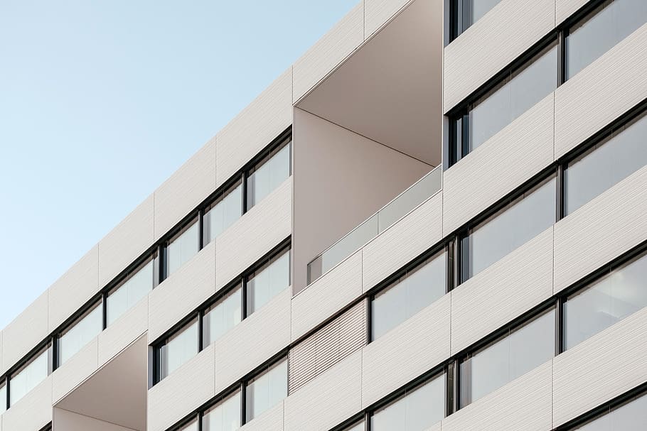 arquitectura, edifici, infraestructura, establiment, corporatiu, oficina, blau, cel, exterior de l'edifici, estructura construïda, finestra, vista d’angle baix, modern, patró, cel clar, cap gent, vidre - material, exterior d’edifici d’oficines, ciutat, dia, naturalesa, a l'aire lliure, Color blanc, forma, apartament, angle, gratacels, 5K