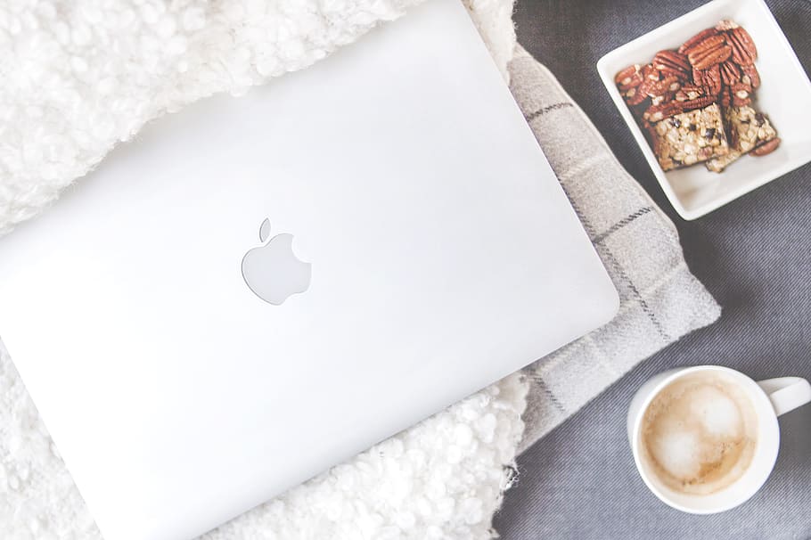 macbook, caffè, spuntini, tecnologia, il computer portatile, Mela, bianca, biscotti, salutare, cibo, bere, cappuccino, caffè espresso, coperta, lana, minimo, cibo e bevande, boccale, tazza, caffè - bevanda, direttamente sopra, tazza di caffè, vista dall'alto, natura morta, in casa, freschezza, nessuno, rinfresco, tavolo, bevanda calda, utensile da cucina, tessile, vasellame, vassoio, tazza di tè, latte macchiato, 4K