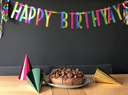 chocoladetaart, kleding, Verenigd Koninkrijk, pitstone, 1 warwick rd, voedsel, toetje, cake, verjaardagstaart, feesthoed, hoed, verjaardag, verjaardagsfeest, chocolade cheesecake, suikerglazuur, creme, room, chocolade, hout, eten en drinken, zoet eten, zoet, gebakken, tafel, tekst, aflaat, viering, binnenshuis, verleiding, multi gekleurd, stilleven, decoratie, westers schrift, geen mensen, verjaardagskaarsen, tussendoortje, 4K, CC0, publiek domein, royaltyvrij
