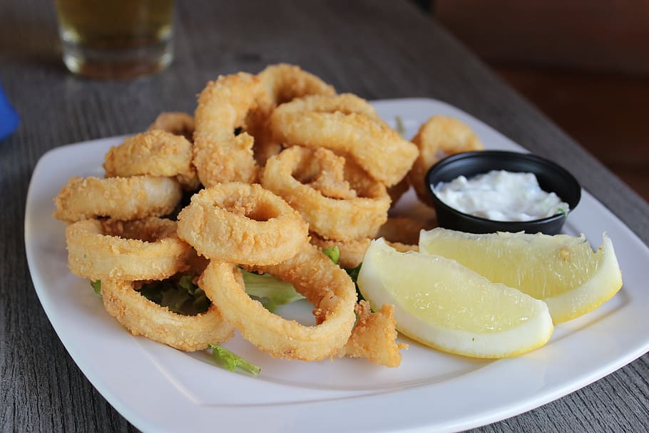 Tintenfisch, Meeresfrüchte, Lebensmittel, Fisch, Meer, köstlich, Gericht, Calamari, Teller, lecker, Essen und Trinken, fertig für den Verzehr, Frische, Tabelle, gebraten, ungesunde Ernährung, Snack, Stillleben, Nahansicht, Fast Food, drinnen, keine Leute, frittiert, Fokus auf den Vordergrund, Serviergröße, High Angle View, Genuss, Zwiebelring, Glas, Versuchung, Tablett, 5K
