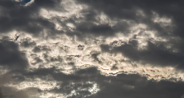 núvols, blanc, gris, cloudscape, temps, cel, atmosfèric, núvol - cel, naturalesa, bellesa a la natura, tempesta, cel dramàtic, volant, núvol, cap gent, escenics - natura, a l'aire lliure, vista d’angle baix, cel malhumorat, núvol de tempesta, fosc, vehicle aeri, por, llum solar, vent, meteorologia, ominós, 2K, CC0, domini públic, lliure de regalies