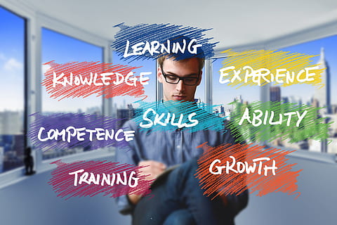 uruchomienie, ułan, biznes, kreatywność, strategia, Inspiracja, projekt, marketing, firma, pomysł, wzrost, początek, analiza, pojęcie, planowanie, plan, świat biznesu, porozumiewanie się, dorosły, biznesmen, jedna osoba, tekst, technologia, młody dorosły, finanse przedsiębiorstw i przemysł, przedni widok, połączenie, młodzi mężczyźni, zawód, technologia bezprzewodowa, dane, znak, Miasto, mężczyźni, 5K