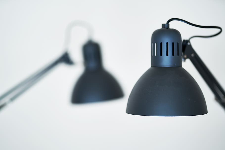 llum, il·luminació, taula, bombeta, llums, energia, brillant, decoració, modern, opinions, cap gent, color negre, tir de l'estudi, a l'interior, primer pla, ombra, fons blanc, grup d'objectes, natura morta, dos objectes, sol objecte, centrar-se en primer pla, senzillesa, metall, tecnologia, Color blanc, blau, cultura i entreteniment artístic, representació humana, Dispositiu d'entrada, 8K