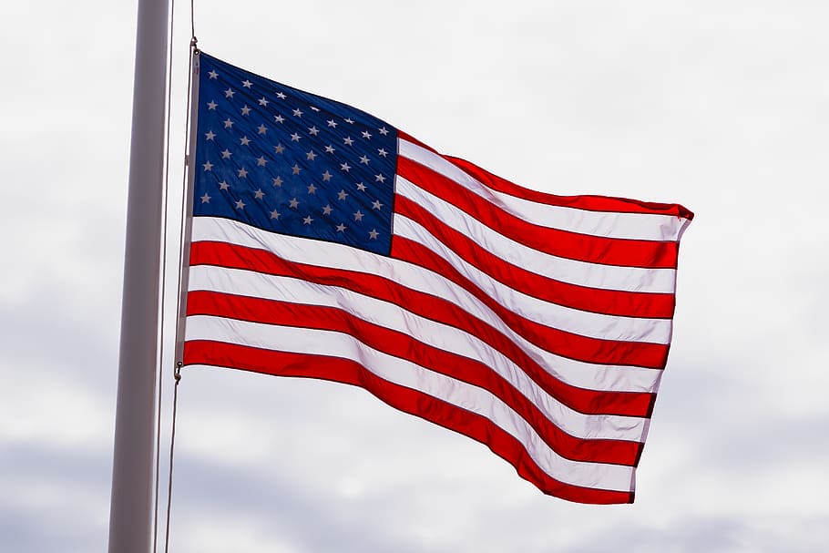 nás, vlajka, zataženo, nebe, symbol, americká vlajka, Amerika, vlastenec, americký, mávání, mraky, poštovní úřad, hůlka, poštovní známka, vozidlo, přeprava, bitevní loď, námořnictvo, vojenský, loď, řetěz, památník, patriotismus, pruhovaný, tvar, tvar hvězdy, nízký úhel pohledu, Červené, svoboda, vítr, nikdo, životní prostředí, emoce, pól, Příroda, den, symbolismus, nezávislost, venku, národní ikona, 5K