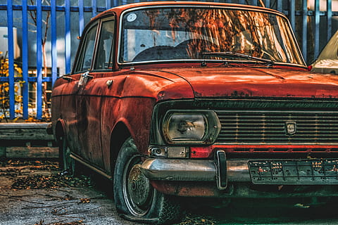 Bulharsko, sofia, sofia centrum, Červené, auto, rez, Rusko, retro, starý, způsob dopravy, pozemního vozidla, přeprava, motorové vozidlo, opuštěný, kov, poškozen, rezavý, zastaralý, run-down, den, nikdo, světlomet, špatný stav, retro stylu, zhoršení, stacionární, skládka, zničil, 4K, CC0, veřejná doména, bez autorských práv