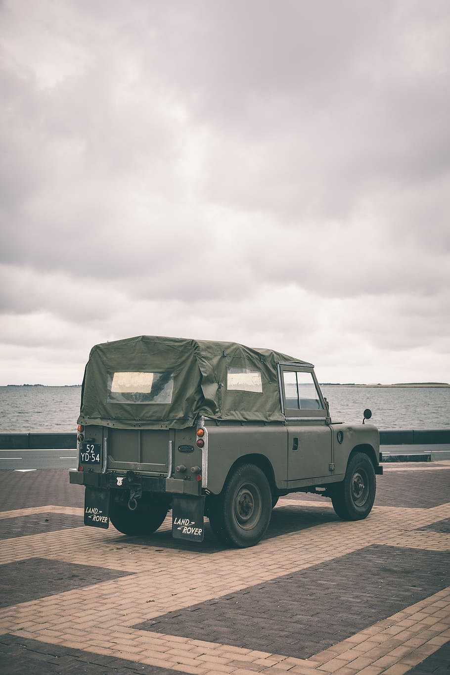 vehicle gris, jeep, cotxe, Països Baixos, Ameland, gris, furgoneta, caravana, vehicle, transport, automòbil, suv, carretera, motor, màquina, offroad, grava, Carretera bruta, verd, aparcament, vehicle terrestre, núvol - cel, cel, manera de transport, dia, naturalesa, aigua, cap gent, camió, a l'aire lliure, mar, terra, negocis, núvol, transport de mercaderies, viatjar, 5K