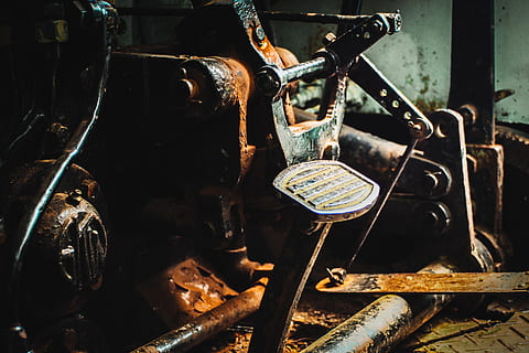 karat, mesin, logam, mekanis, besi, melatih, angkutan, sepeda motor, kendaraan, logo, simbol, merek dagang, motor, gigi, rem, berbicara, bantal, perpindahan gigi, setir mobil, ditinggalkan, rusak, usang, moda transportasi, tua, kehabisan, menurun, kemerosotan, berkarat, tidak ada orang, kendaraan darat, bagian mesin, hari, mobil, Kendaraan bermotor, kondisi buruk, di luar rumah, 4K, CC0, domain publik, bebas royalti