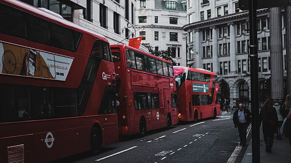 tre, rosso, Doppio, autobus decker, città, esterno dell'edificio, architettura, struttura costruita, mezzi di trasporto, modo di trasporto, veicolo terrestre, strada, trasporto pubblico, giorno, persone reali, vita di città, persone accessorie, costruzione, gruppo di persone, uomini, autobus a due piani, all'aperto, 5K, CC0, dominio pubblico, privo di copyright