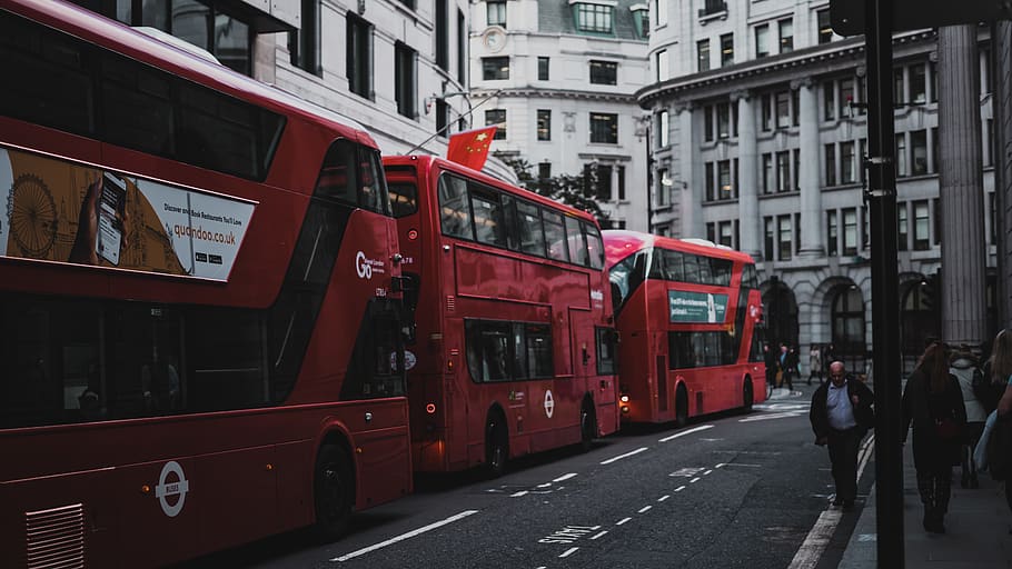tre, rosso, Doppio, autobus decker, città, esterno dell'edificio, architettura, struttura costruita, mezzi di trasporto, modo di trasporto, veicolo terrestre, strada, trasporto pubblico, giorno, persone reali, vita di città, persone accessorie, costruzione, gruppo di persone, uomini, autobus a due piani, all'aperto, 5K