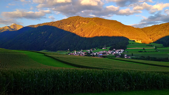 Berg, Sonnenuntergang, Schatten, Wald, Landschaft, Himmel, Berge, Natur, Wolken, Sommer-, ferragosto, Dämmerung, bebaute Felder, Land, Alt-Etsch, Südtirol, Feld, Grün, Landwirtschaft, Ferien, Dorf, Tourismus, Umgebung, Szenario, Szenen - Natur, Schönheit in der Natur, Pflanze, grüne Farbe, wolke - himmel, ruhige Szene, ländliche Szene, Gebirge, Gras, Ruhe, Wachstum, keine Leute, Bauernhof, draußen, 4K, CC0, gemeinfrei, lizenzfrei