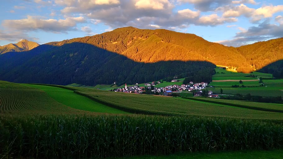 muntanya, posta de sol, ombres, bosc, paisatge, cel, muntanyes, naturalesa, núvols, estiu, ferragosto, crepuscle, camps de conreu, país, alto-adige, sud-tirol, camp, verd, agricultura, vacances, poble, turisme, medi ambient, escenari, escenics - natura, bellesa a la natura, planta, terra, color verd, núvol - cel, escena tranquil·la, escena rural, Serra, herba, tranquil·litat, creixement, cap gent, granja, a l'aire lliure, 4K