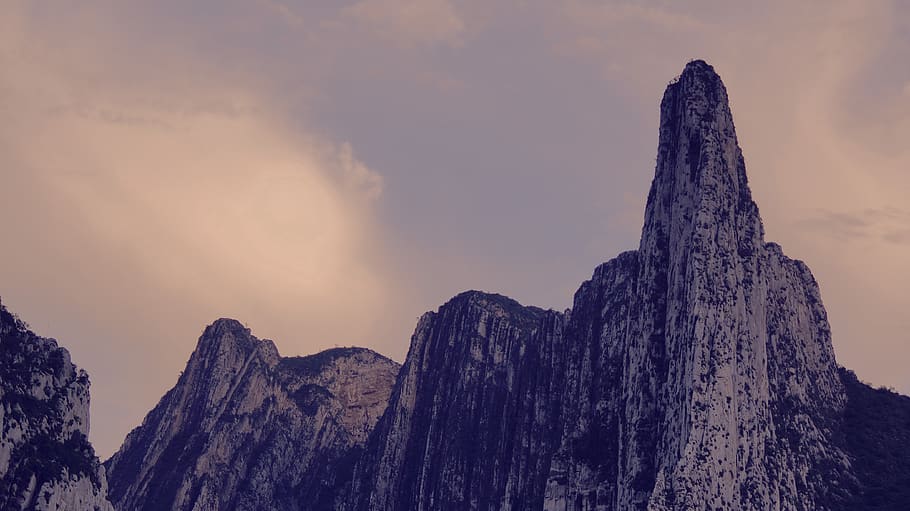 silueta, rocós, penya-segat, altitud, núvols, la llum del dia, medi ambient, herba, alt, paisatge, cim de muntanya, muntanyes, naturalesa, roques, muntanya rocosa, escènic, cel, posta de sol, arbres, muntanya, Serra, escenics - natura, rock, bellesa a la natura, formació de roca, núvol - cel, escena tranquil·la, sòlid, tranquil·litat, rock - object, geografia física, escena no urbana, vista d’angle baix, cap gent, destinacions de viatge, geologia, formació, a l'aire lliure, erosionat, 4K