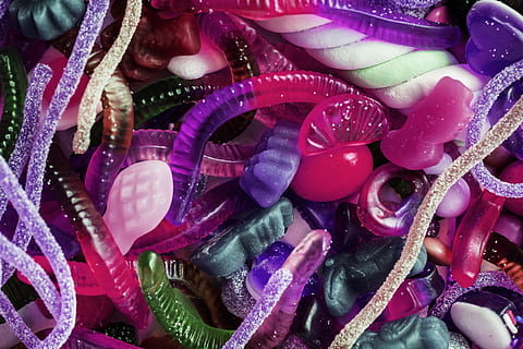 assorterede farve gummy orme, assorteret, udvalg, baggrund, lyse, kalorier, slik, slikbutik, sej, barndom, farve, farverig, konfekture, lækker, spiselige, smag, mad, frugtgelé, gelatine, gummiagtige, vingummibamser, halloween, gele, geléorm, mønster, snack, sukker, sukkerholdige, søde sager, velsmagende, struktur, tapet, fuld ramme, baggrunde, ingen mennesker, multi farvet, tæt på, lilla, stor gruppe af objekter, overflod, valg, smykker, lyserød farve, stilleben, variation, til salg, vulst, detail, indendørs, kollektion, mad og drikke, fest, luksus, 4K, CC0, offentligt domæne, royaltyfrie