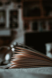 åpnet bok, bok, makro, sider, papir, selektiv fokusering, innendørs, nærbilde, ingen folk, kunstkultur og underholdning, strengeinstrument, fokusere på forgrunnen, bord, gitar, musikk, stilleben, musikalsk utstyr, virksomhet, musikk Instrument, musikkinstrumentstreng, mat og Drikke, string, dag, tre - materiale, industri, 5K, CC0, offentlig domene, opphavsrett gratis
