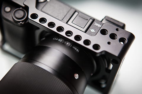 schwarze dslr kamera, Kamera, Kameraobjektiv, Nahansicht, Digitalkamera, Ausrüstung, Linse, Technologie, Kunst, Kultur und Unterhaltung, Fotografie-Themen, Fotoausrüstung, Kamera - Fotoausrüstung, drinnen, Industrie, Steuerung, keine Leute, schwarze Farbe, Objektiv - optisches Instrument, einzelnes Objekt, Kommunikation, Studioaufnahme, Elektronik-Industrie, selektiver Fokus, elektrische Ausrüstung, Linse - Auge, Druckknopf, 5K