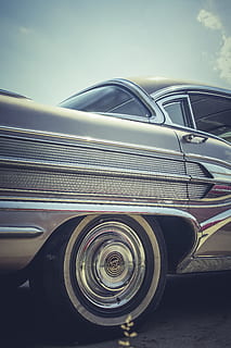 zilver, klassiek, coupe, wit, zijwand band, auto, chroom, Old Timer, retro, wijnoogst, wiel, vervoer, landvoertuig, motorvoertuig, wijze van transport, retro gestileerd, dag, vintage auto, hemel, weg, geen mensen, straat, reflectie, stad, beweging, metaal, buitenshuis, reizen, natuur, band, zilverkleurig, 4K, CC0, publiek domein, royaltyvrij