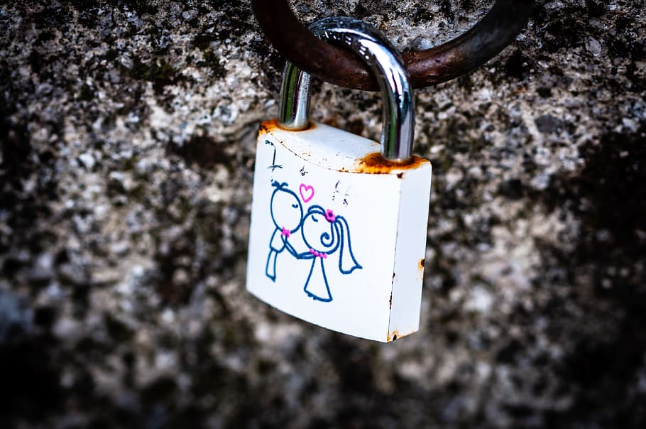 bloqueig, òxid, cadenat, parella, L’òxid mai dorm, amor, matrimoni, bloqueig d’amor, bloqueig de combinació, cadena, arnès, plata, text, roba, calçat, sòl, mirall, foto, retrat, forma del cor, cap gent, primer pla, emoció positiva, penjant, emoció, metall, dia, seguretat, a l'aire lliure, comunicació, protecció, centrar-se en primer pla, paper, arquitectura, 4K