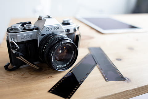 mælk på bordet, kamera, elektronik, strop, fotograf, træ skrivebord, canon ae1, film, kanon, film dias, skrivebord, film kamera, gammelt kamera, arbejde, hardware, computer tastatur, computer hardware, computer, tastatur, linsedæksel, digitalt kamera, teknologi, fotografering temaer, kamera - fotografisk udstyr, bord, objektiv - optisk instrument, indendørs, fotografisk udstyr, filmindustrien, retro stylet, stilleben, ingen mennesker, Medierne, fokus på forgrunden, film rulle, kamera film, objektiv - øje, antik, moderne, SLR kamera, 4K, CC0, offentligt domæne, royaltyfrie