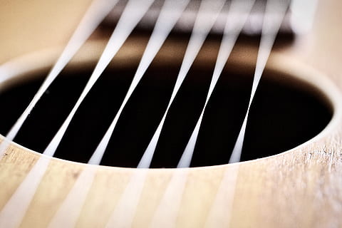 kitaran kielet, puu, ruoka, makeiset, vaneri, luonto, vesi, kaide, porraskaide, ulkona, kakku, kuorrutus, kerma, jälkiruoka, creme, takaisin, sormi, jalopuu, pulla, musiikki-instrumentti, musiikki, musiikkilaitteet, jousisoitin, taiteen kulttuuri ja viihde, lähikuva, musiikkisoittimen merkkijono, jono, ei ihmisiä, valikoiva tarkennus, kitara, sisällä, studio ammuttu, puu - materiaali, musta väri, yksi kohde, kuvio, äärimmäinen lähikuva, keskittyä etualalle, taustat, piano-näppäintä, 5K, CC0, public domain, rojaltivapaa
