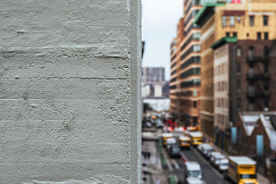 edifici de formigó gris, vehicle, transport, autobús, paret, carretera, asfalt, taxi, cabina, carrer, cotxe, automòbil, new york, nyc, color, districte de meatpacking, línia alta, bokeh, Manhattan, urbà, arquitectura, exterior de l'edifici, estructura construïda, ciutat, edifici, dia, barri residencial, cap gent, a l'aire lliure, naturalesa, funció de construcció de parets, carrer de la ciutat, destinacions de viatge, vida de ciutat, vehicle terrestre, cel clar, manera de transport, concret, apartament, 5K