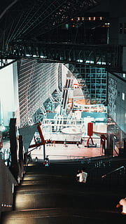 interior del edificio, persona, humano, edificio, hangar, escenario, arquitectura, diseño de interiores, adentro, transporte, vehículo, agua, frente al mar, centro de Convenciones, bote, Moda, Japón, estacion de kyoto, noche, kyoto, ramon kagie, estructura construida, exterior del edificio, ciudad, cultura de las artes y entretenimiento, parque de atracciones, personas incidentales, material de vidrio, al aire libre, moderno, paseo en el parque de diversiones, destinos de viaje, viaje, modo de transporte, gente real, iluminado, techo, 4K, CC0, dominio público, libre de derechos