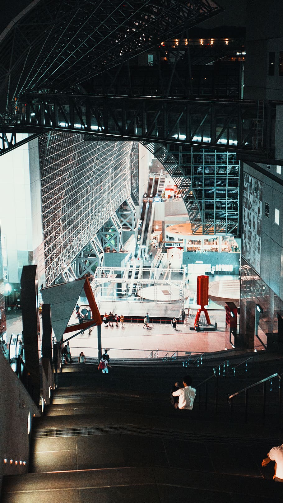 interior del edificio, persona, humano, edificio, hangar, escenario, arquitectura, diseño de interiores, adentro, transporte, vehículo, agua, frente al mar, centro de Convenciones, bote, Moda, Japón, estacion de kyoto, noche, kyoto, ramon kagie, estructura construida, exterior del edificio, ciudad, cultura de las artes y entretenimiento, parque de atracciones, personas incidentales, material de vidrio, al aire libre, moderno, paseo en el parque de diversiones, destinos de viaje, viaje, modo de transporte, gente real, iluminado, techo, 4K