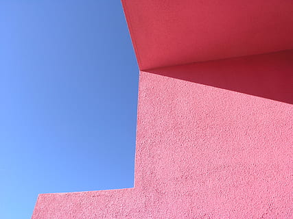 structure rose, architecture, bleu, structure construite, couleur rose, faible angle de vue, ciel clair, personne, construction de murs, extérieur du bâtiment, journée, lumière du soleil, espace de copie, ciel, rouge, bâtiment, la nature, fermer, modèle, plein cadre, en plein air, béton, 2K, CC0, domaine public, libre de droits