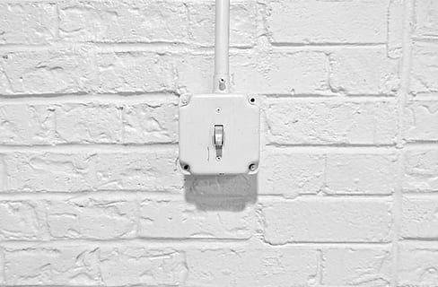 Weiß, Licht, Lichtschalter, Backstein, Schatten, Schwarz und weiß, hd, Tapete, Wandbau - Funktion, Nahansicht, keine Leute, Wand, gebaute Struktur, Ziegelwand, Verbindung, Elektrizität, weiße Farbe, die Architektur, texturiert, Steuerung, Schalter, drinnen, Technologie, Auslauf, Kabel, Vollbild, Druckknopf, Netzteil, elektrische Ausrüstung, 5K, CC0, gemeinfrei, lizenzfrei