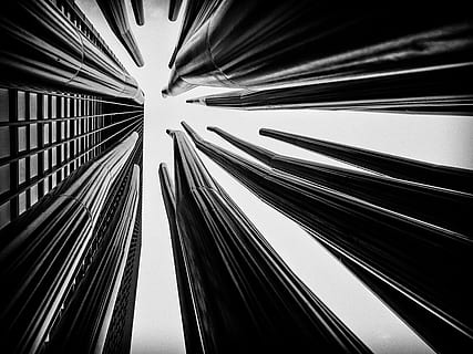 die Architektur, Gebäude, Infrastruktur, Wolkenkratzer, Turm, Schwarz und weiß, keine Leute, drinnen, Muster, gebaute Struktur, Flachwinkelansicht, Verbindung, Nahansicht, abstrakt, Vollbild, Hintergründe, Transport, Metall, Büro, Stadt, große Höhe, abnehmende Perspektive, Bürogebäude außen, direkt darunter, Decke, 4K, CC0, gemeinfrei, lizenzfrei