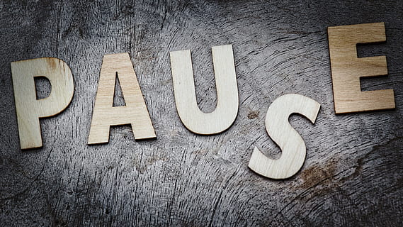 pause, tiden er gået, baggrund, afbrydelse, hvile, træ, genopretning, træ - materiale, tekst, nummer, meddelelse, indendørs, ingen mennesker, vestlige script, maskinskrift, stort bogstav, tæt på, enkelt ord, tekstureret, alfabet, studio skud, uddannelse, brev, murbygningsfunktion, 4K, CC0, offentligt domæne, royaltyfrie