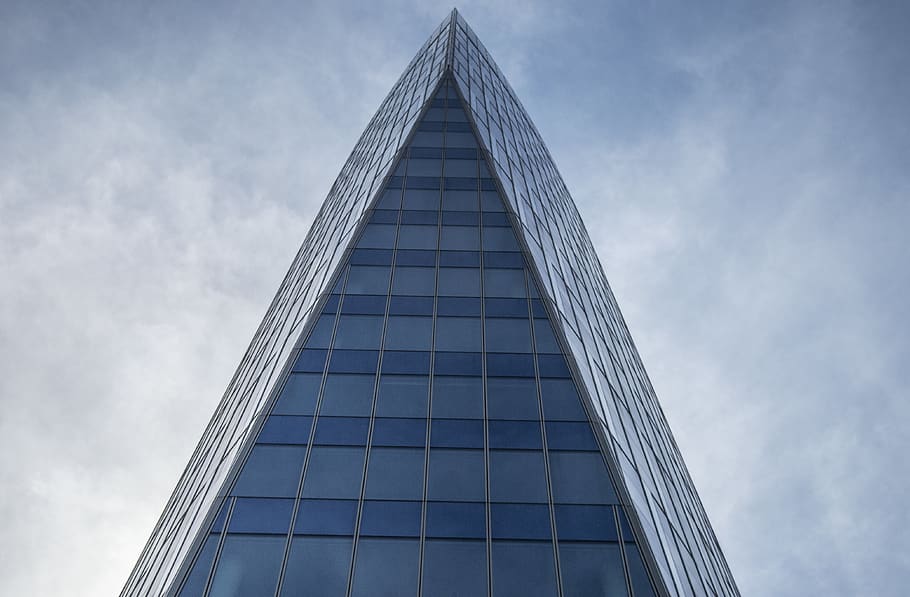 edifici de vidre, edifici, edifici d'oficines, arquitectura, urbà, ciutat, planta, triangle, de gran alçada, torre, pont, fletxa, campanar, menjar, vegetals, cogombre, finestra, planetari, mobles, cadira, estructura construïda, vista d’angle baix, exterior de l'edifici, cel, oficina, exterior d’edifici d’oficines, núvol - cel, modern, alta - alta, gratacels, vidre - material, cap gent, naturalesa, dia, forma de triangle, negocis, a l'aire lliure, 4K