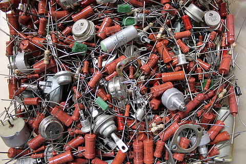 elektroniikka, vastus, vuosikerta, elektroninen, radio, radiocomponents, suuri joukko esineitä, taustat, koko kehys, yltäkylläisyys, ei ihmisiä, metalli-, lähikuva, korkea kulma, asetelma, sisällä, päivä, pino, valinta, ympäristöasiat, muovi-, roska, kierrätys, vaihtelu, putki - putki, teräs, 4K, CC0, public domain, rojaltivapaa