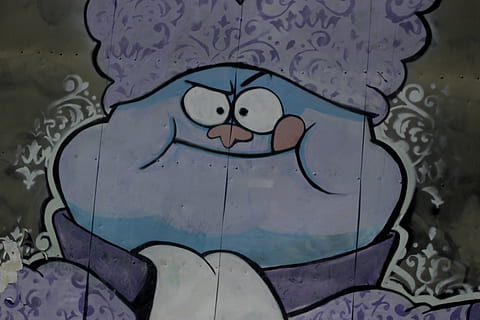 Chowder, Graffiti, Kunst und Handwerk, Kreativität, drinnen, Darstellung, Muster, keine Leute, menschliche Darstellung, Nahansicht, Wandbau - Funktion, Blau, Design, gebaute Struktur, Glas - Material, Bodenbelag, Wandgemälde, Zeichnung - Kunstprodukt, Aktivität, männliche Ähnlichkeit, Fliese, Blumenmuster, 5K, CC0, gemeinfrei, lizenzfrei