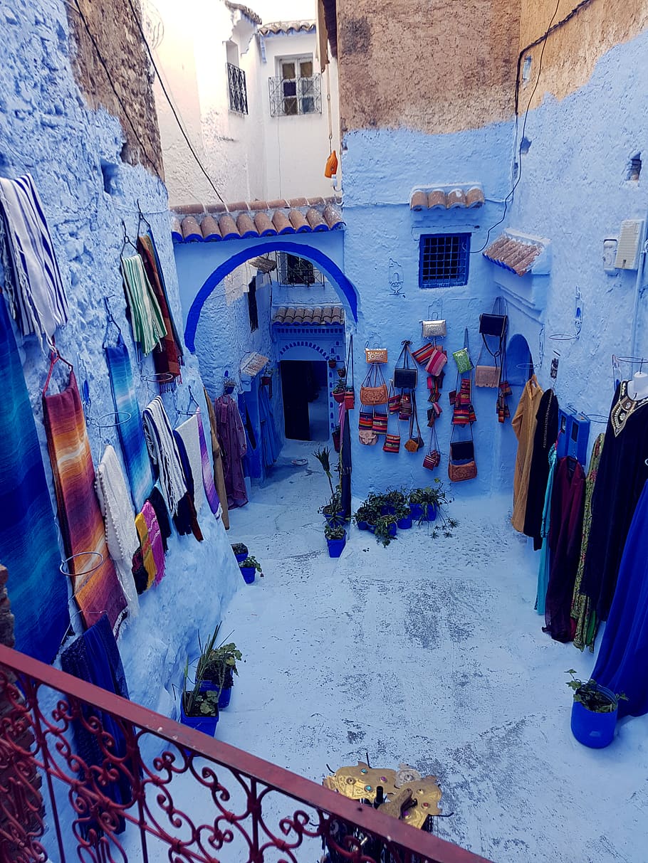 marroquí, chefchaouen, exterior de l'edifici, estructura construïda, arquitectura, edifici, barri residencial, persones reals, ciutat, roba, gent, dones, elecció, vista d’angle alt, dia, grup de persones, estils de vida, blau, homes, il·luminat, venda al detall, a l'aire lliure, 4K