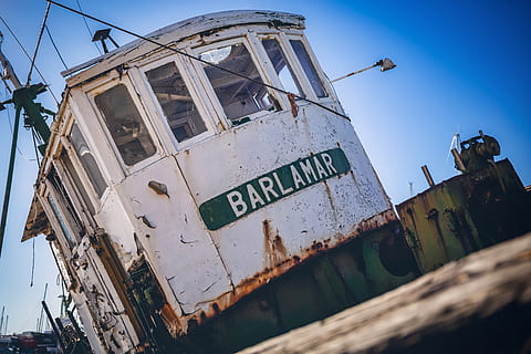 skib, vrag, strandede, bro, båd, gået i stykker, rust, rusted, forladt, skrot, tekst, lav vinkel visning, himmel, vestlige script, dag, beskadiget, natur, rusten, meddelelse, arkitektur, ingen mennesker, kørt ned, udendørs, nautiske fartøj, metal, bygget struktur, tilt, ødelæggelse, transportmidler, ødelagt, forringelse, nedrevet, 5K, CC0, offentligt domæne, royaltyfrie