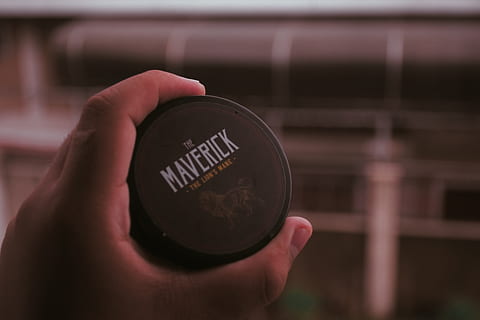 pomade, käsi, esine, ihmisen käsi, ihmiskehon osa, tilalla, yksi henkilö, lähikuva, tunnistamaton henkilö, viestintä, teksti, ihmisen sormi, ruumiin osa, sormi, päivä, keskittyä etualalle, ulkona, yksi kohde, määrä, henkilökohtainen näkökulma, 5K, CC0, public domain, rojaltivapaa