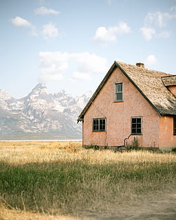Casa, circondato, erba, campo, montagna, nube, picco, finestra, bicchiere, luce del sole, natura selvaggia, occidentale, vecchio, soleggiato, blu, rosa, verde, avventura, selvaggio, paesaggio, caldo, jackson, scena rurale, natura, azienda agricola, all'aperto, estate, cielo, rustico, nessuno, fienile, villaggio, legno - materiale, Paesaggi, vecchio stile, prato, agricoltura, architettura, scena non urbana, esterno dell'edificio, culture, Cottage, agriturismo, struttura costruita, nuvola - cielo, Palazzo residenziale, colore verde, pascolo, 2K, CC0, dominio pubblico, privo di copyright
