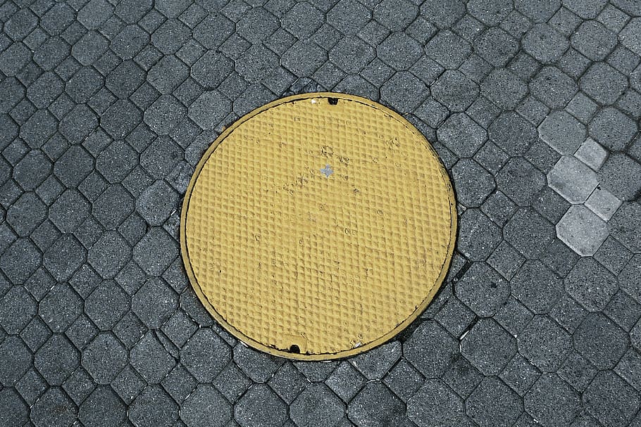 groc, boca d'aigua, llambordes, patró, textura, cercle, forma geomètrica, forma, cap gent, vista d’angle alt, disseny, carrer, primer pla, dia, gris, directament a sobre, signe, a l'aire lliure, metall, ciutat, esport, símbol, 4K