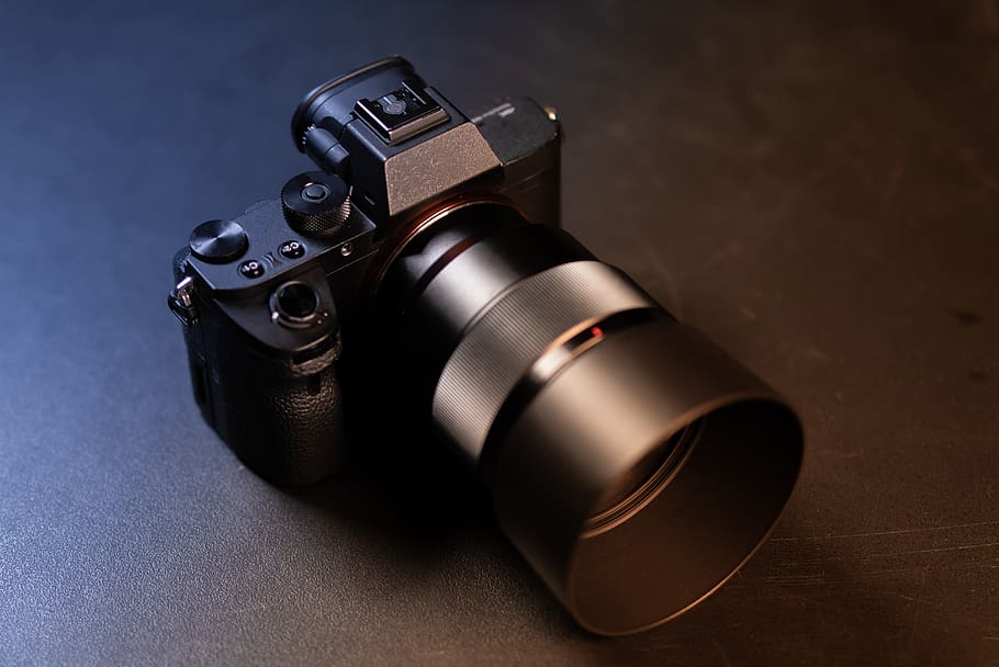 fotocamera dslr nera, telecamera, elettronica, Camera digitale, lenti della macchina fotografica, cinghia, videocamera, copriobiettivo, schermo, cibo, dolci, confetteria, adattatore, hardware, dito, spirale, bobina, bronzo, pc, il computer portatile, computer, tecnologia, temi fotografici, in casa, macchina fotografica - attrezzatura fotografica, girato in studio, nessuno, attrezzatura fotografica, avvicinamento, vista dall'alto, tavolo, singolo oggetto, attrezzatura, natura morta, fatto dall'uomo, Oggetto creato dall'uomo, colore nero, in stile retrò, obiettivo - strumento ottico, sfondo nero, sfondo colorato, aggressione, 5K