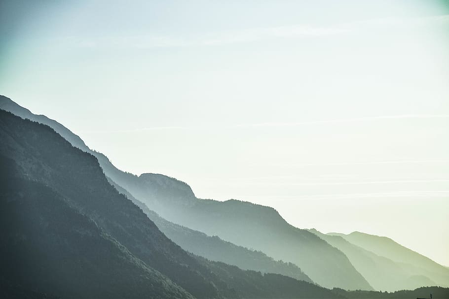 boires, verd, muntanya, fons, imatge de fons, cel clar, núvols, alba, la llum del dia, medi ambient, boira, fons de pantalla hd, caminada, paisatge, naturalesa de la mare, naturalesa, fons de pantalla de la natura, escènic, posta de sol, arbres, fons de pantalla, temps, boscos, bellesa a la natura, escenics - natura, cel, tranquil·litat, escena tranquil·la, Serra, escena no urbana, cap gent, terra, remot, idíl·lic, núvol - cel, dia, còpia espai, a l'aire lliure, cim de muntanya, 5K