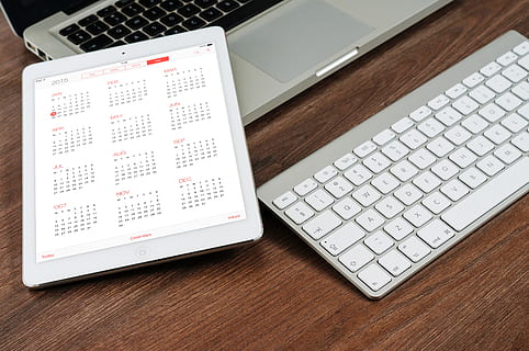 ipad, MacBook, Tablette, Computer, Handy, Mobiltelefon, einstellen, Laptop, modern, Notizbuch, Mac, Geschäft, Technologie, Gerät, Netz, Computerausrüstung, Kommunikation, Tastatur, Computer Tastatur, kabellose Technologie, Verbindung, High Angle View, keine Leute, Tabelle, drinnen, Internet, Schreibtisch, tragbares Informationsgerät, Computernetzwerk, Möbel, Holz - Material, Computerschlüssel, 4K, CC0, gemeinfrei, lizenzfrei
