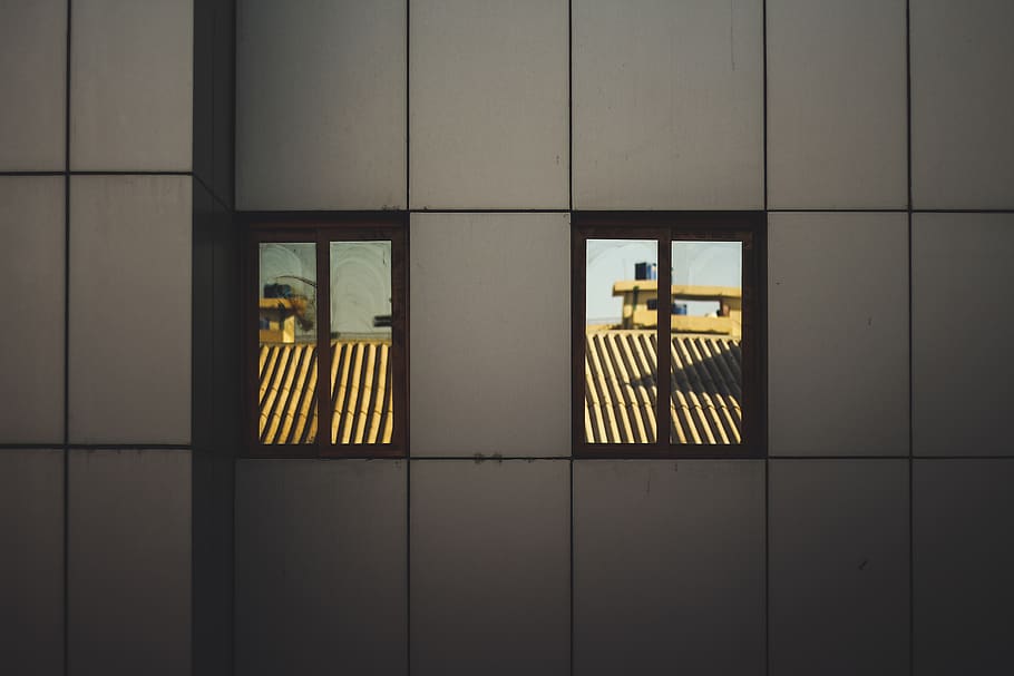 parete, piastrelle, finestra, telaio, bicchiere, interno, architettura, in casa, vetro - materiale, costruzione, struttura costruita, nessuno, modello, giorno, moderno, forma geometrica, riflessione, luce del sole, natura, edificio per uffici esterno, città, forma, sicurezza, 5K
