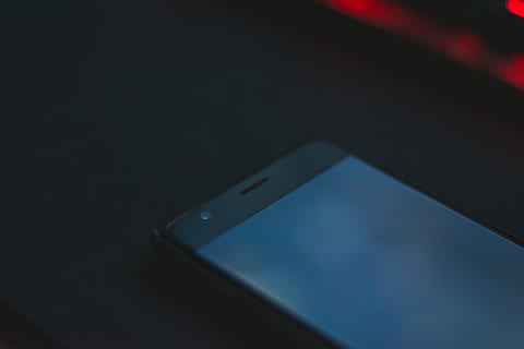 Telefon, Schreibtisch, Reflexion, kabellose Technologie, Technologie, Kommunikation, Verbindung, kopieren sie platz, Nahansicht, drinnen, tragbares Informationsgerät, Smartphone, keine Leute, Tabelle, Mobiltelefon, Computer, Laptop, Stillleben, High Angle View, Computerausrüstung, einzelnes Objekt, Blau, digitale Tablette, dunkel, schwarzer Hintergrund, leer, 5K, CC0, gemeinfrei, lizenzfrei